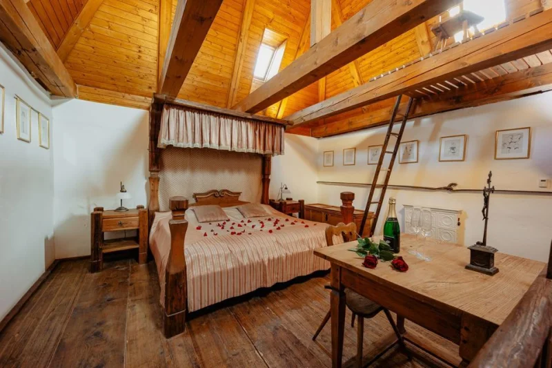 Romantická noc v historické věži Jičín s výhledem na město - foto 03