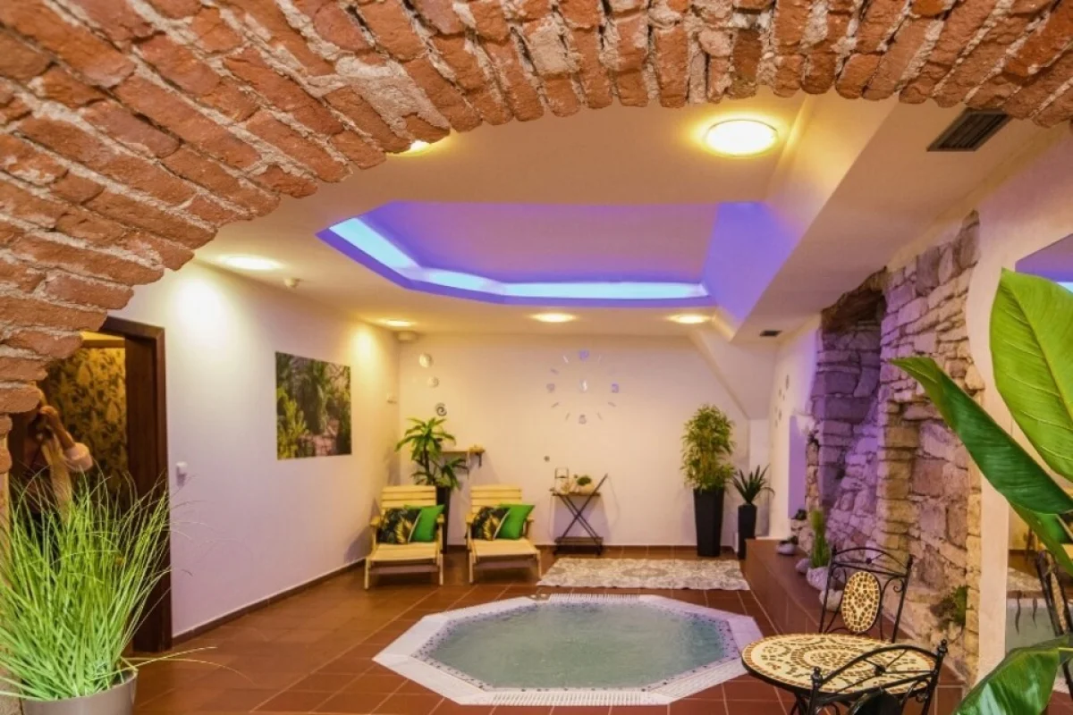 Romantická noc v hotelu Hejtmanský dvůr**** s privátním wellness a 4chodovou večeří pro dva - foto 03