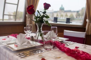 Romantická plavba po Vltavě s výhledem a gurmánským zážitkem - foto 01