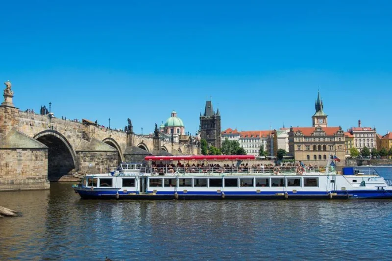 Romantická plavba po Vltavě v privátním salónku se servírovaným gurmánským menu - foto 03