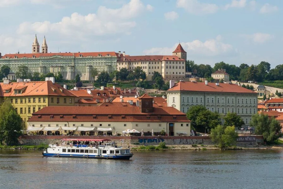 Romantická plavba po Vltavě v privátním salónku se servírovaným gurmánským menu - foto 04