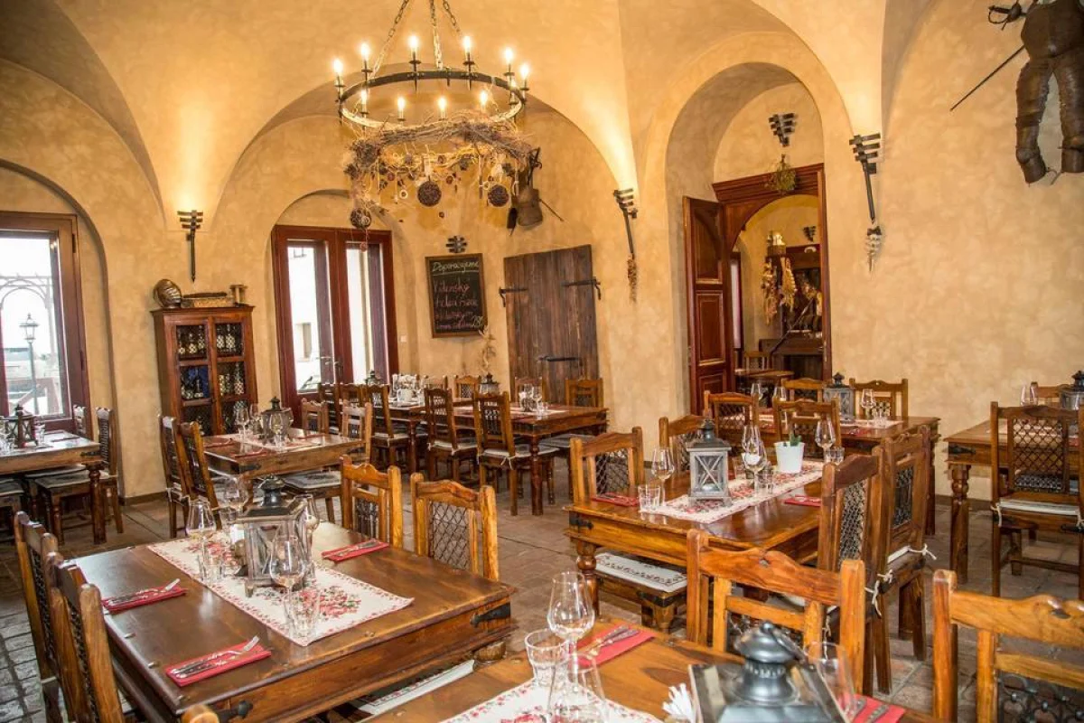 Romantická večeře pro dva ve středověké zámecké krčmě na zámku Zbiroh - foto 05