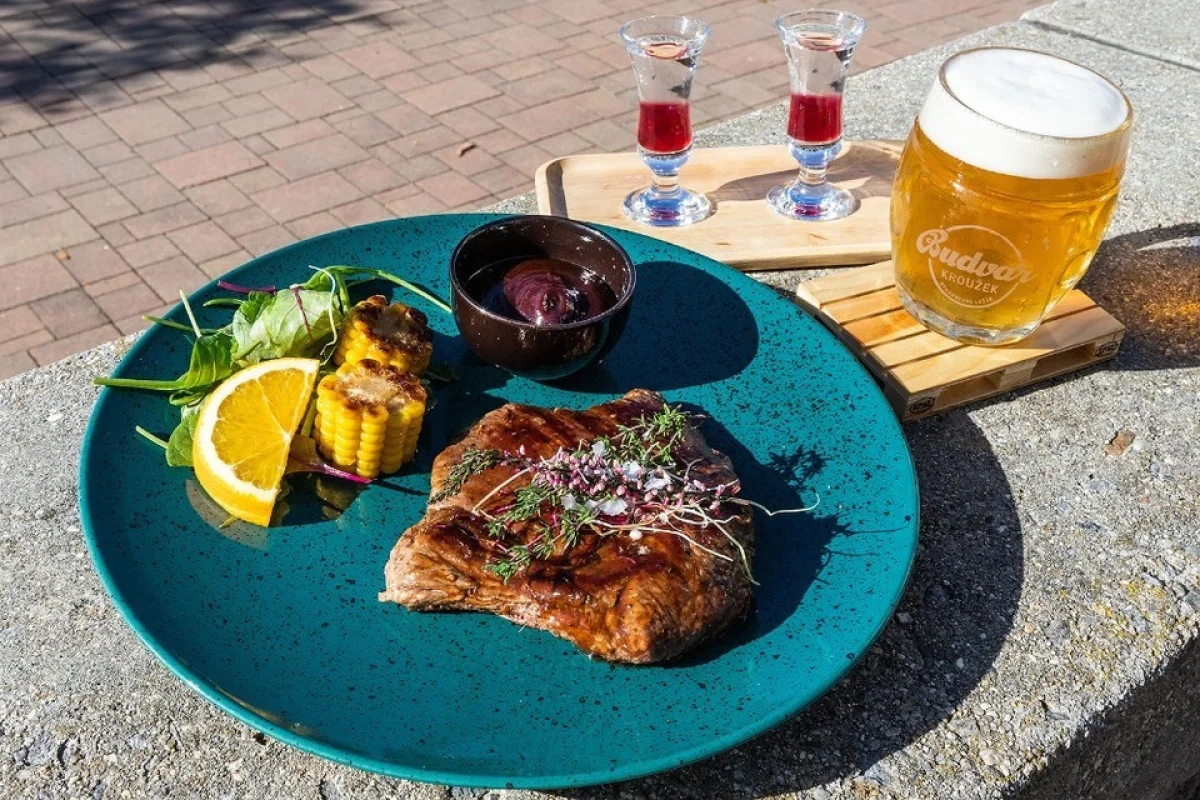 Romantická večerní plavba na Lipně s lahví sektu a večeří v jachtařské restauraci - foto 05