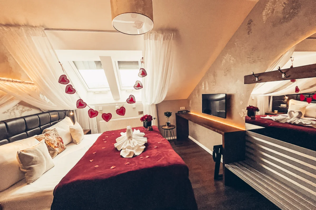 Romantický pobyt s degustační večeří v luxusním Alfons Boutique Hotel**** v Praze pro dva - foto 02