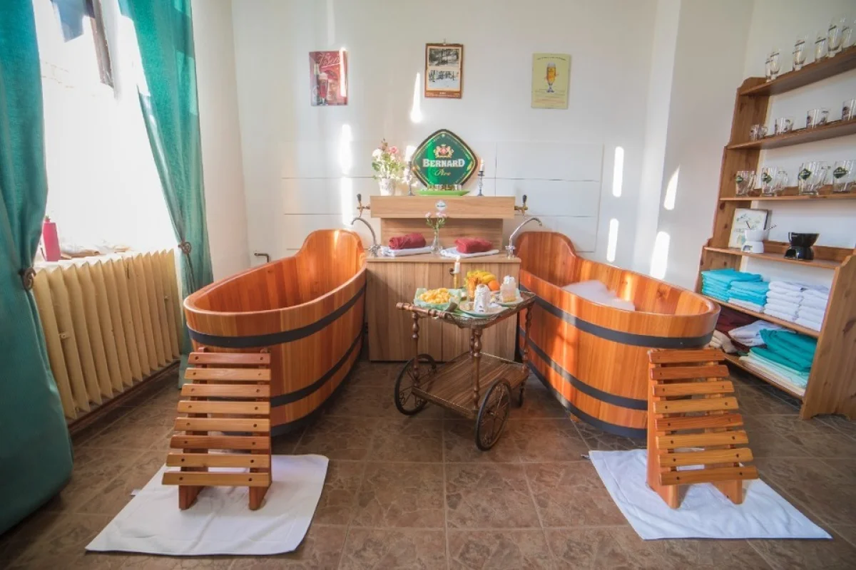 Romantický pobyt se snídaní, pivní lázní a soláriem v srdci Jindřichova Hradce pro 2 osoby na 2 noci - foto 05