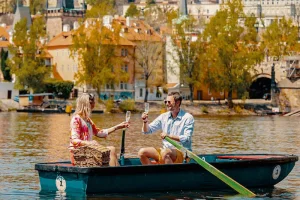 Romantický pobyt v Tančícím domě a piknik na Vltavě - foto 02