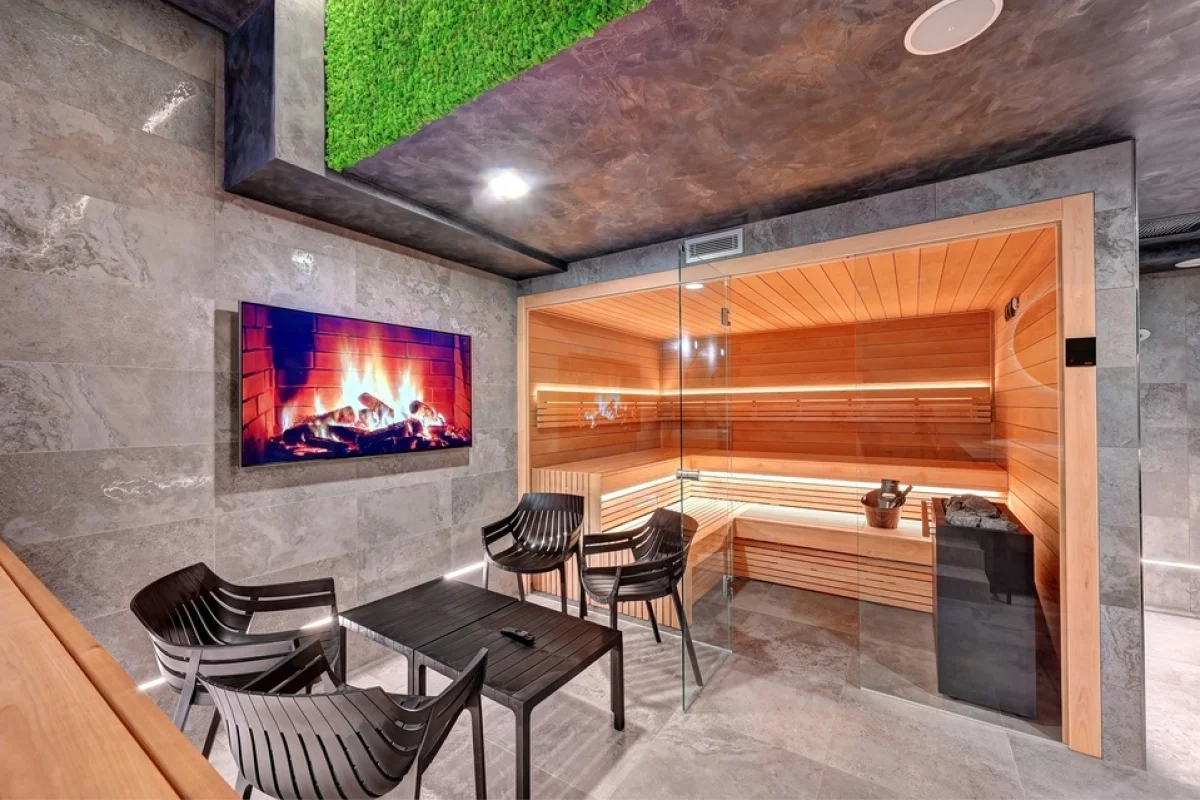 Romantický privátní wellness pod Ještědem s vířivkou, saunou a lahví sektu pro dva v hotelu Fénix - foto 04