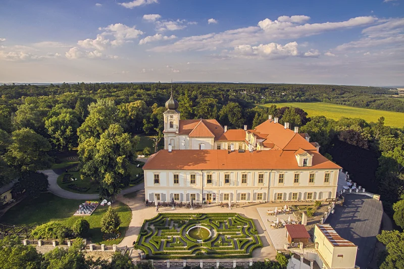 Romantika na Zámku Loučeň v hotelu Maxmilian Lifestyle Resort**** s polopenzí, wellness a unikátním labyrintáriem - foto 03