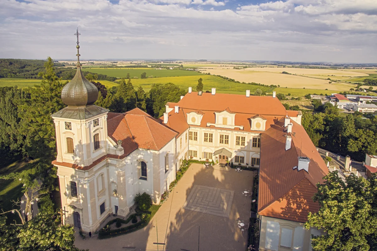 Romantika na Zámku Loučeň v hotelu Maxmilian Lifestyle Resort**** s polopenzí, wellness a unikátním labyrintáriem - foto 04