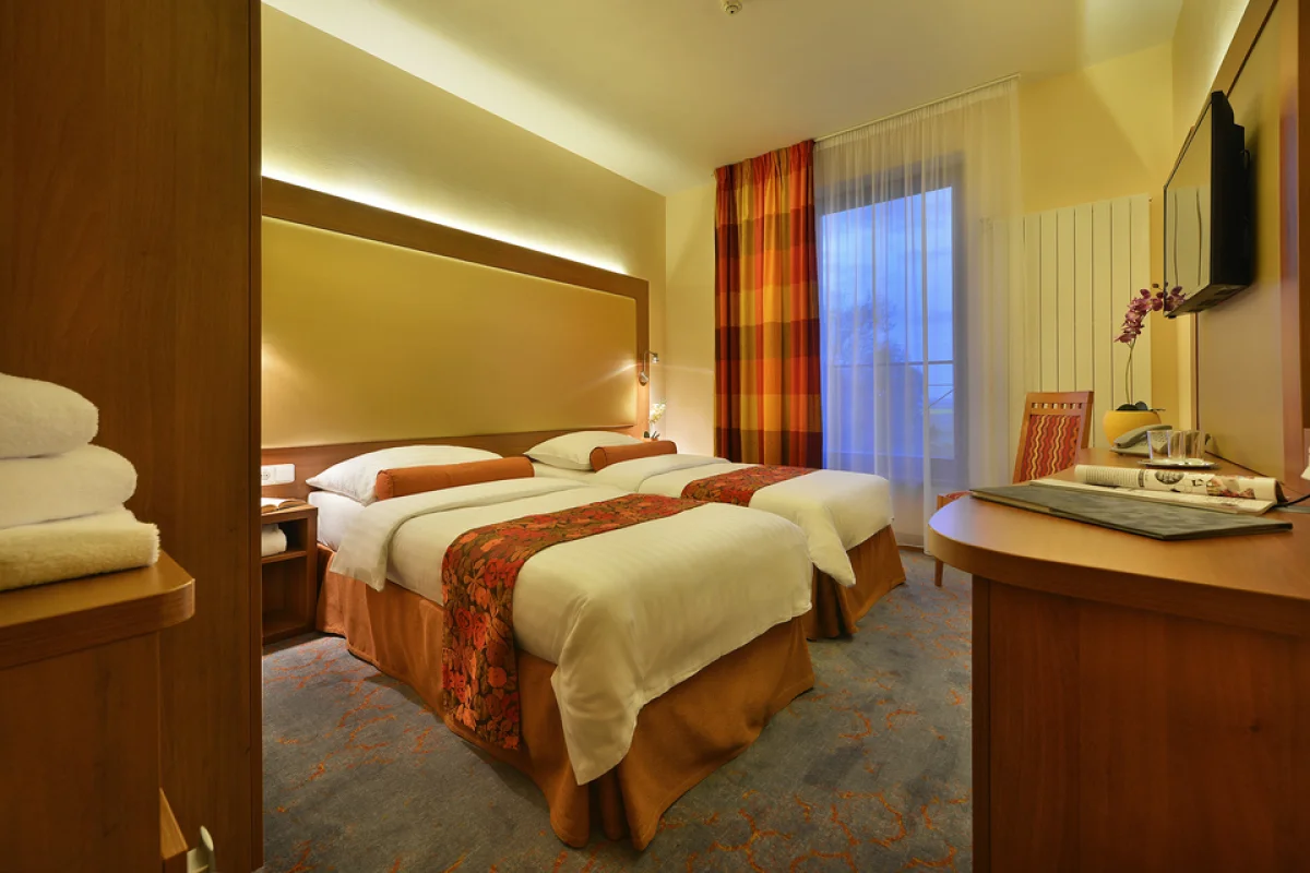 Romantika na Zámku Loučeň v hotelu Maxmilian Lifestyle Resort**** s polopenzí, wellness a unikátním labyrintáriem - foto 05