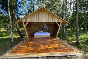 Romantika pod širým nebem uprostřed přírody s lahví prosecca a výhledem na vrch Ralsko - foto 01
