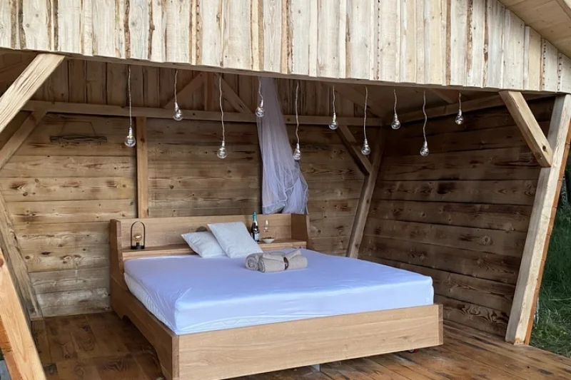 Romantika pod širým nebem uprostřed přírody s lahví prosecca a výhledem na vrch Ralsko - foto 03