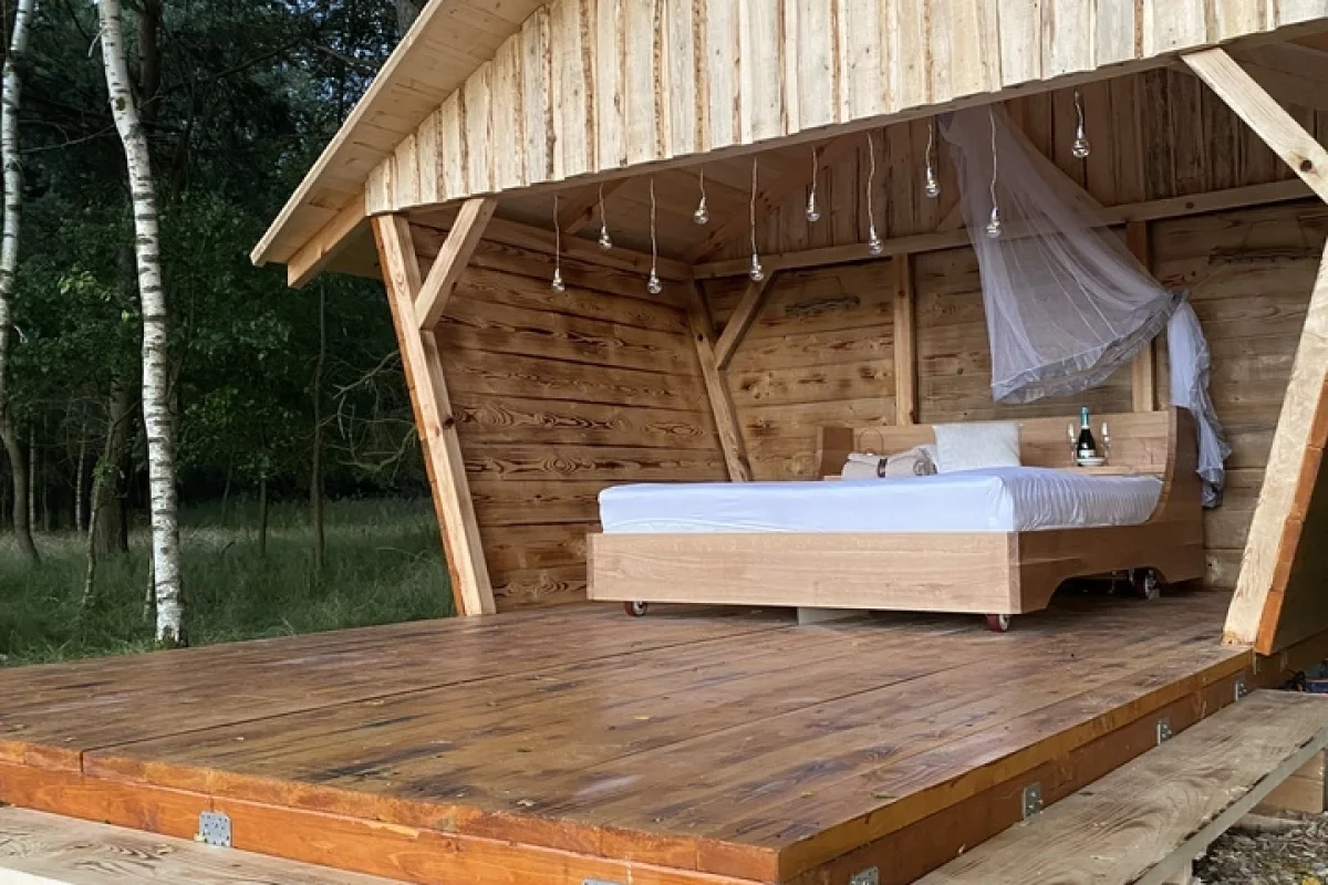 Romantika pod širým nebem uprostřed přírody s lahví prosecca a výhledem na vrch Ralsko - foto 05