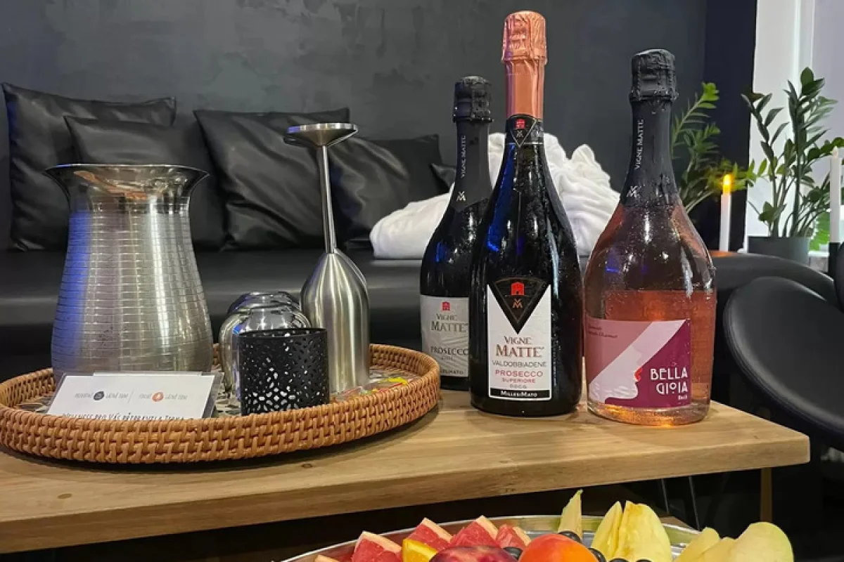 Senzační privátní lázně se saunou, vířivkou a lahví prosecca pro 2 osoby v Praze - foto 05