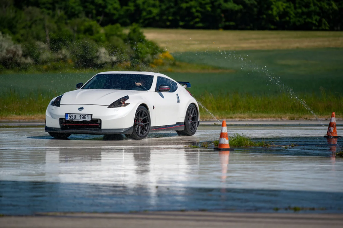 Škola smyku v Nissanu 370Z Nismo - foto 03
