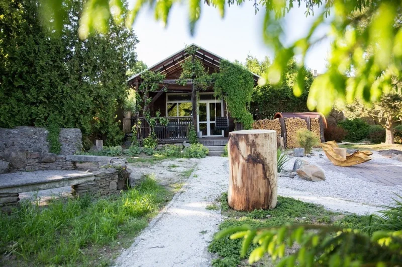 Skvělý glampingový pobyt v útulném tiny house s privátní sudovou saunou pro 2 osoby na 2 noci - foto 02