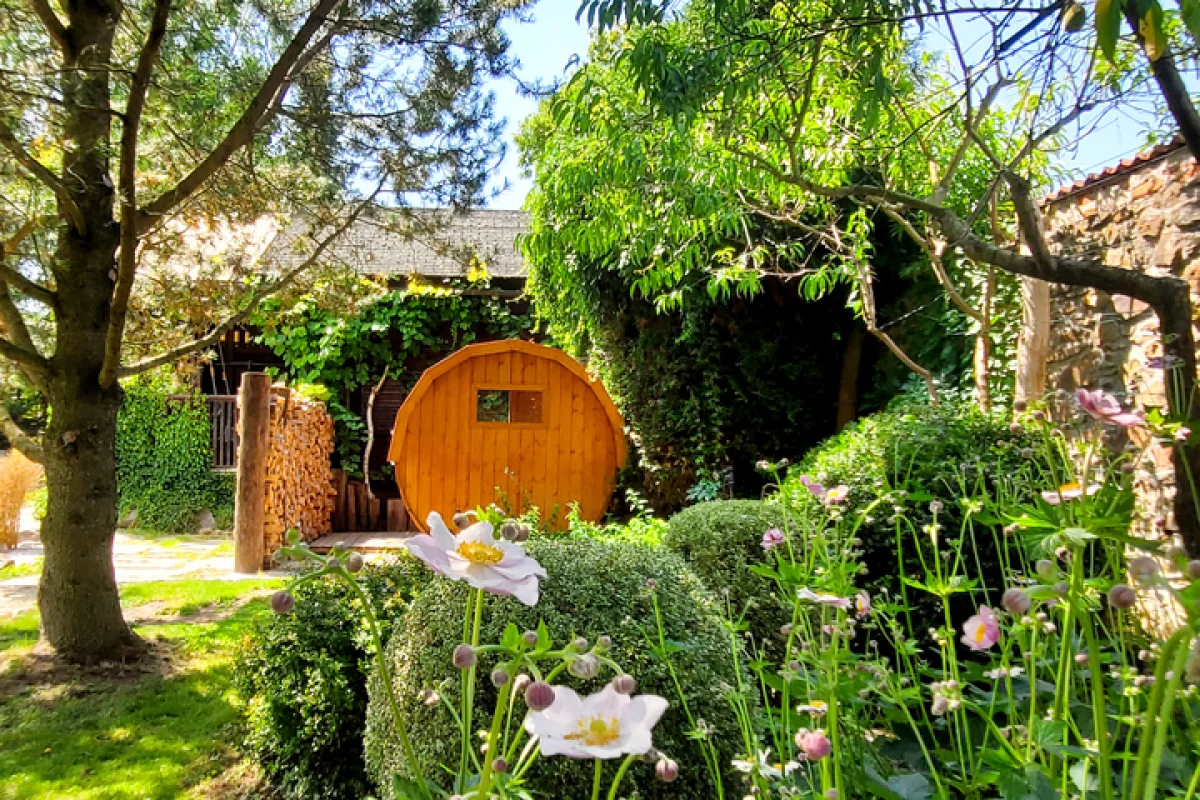 Skvělý glampingový pobyt v útulném tiny house s privátní sudovou saunou pro 2 osoby na 2 noci - foto 05