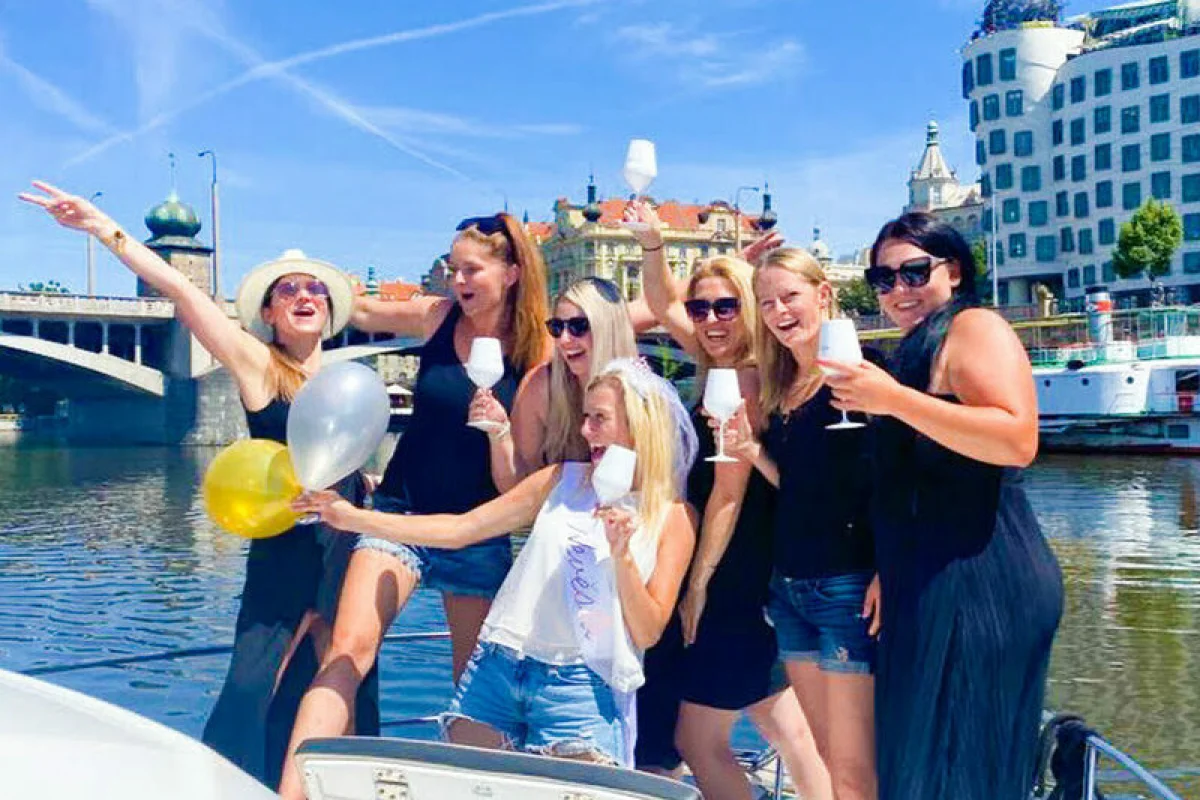 Soukromá plavba luxusní lodí po Vltavě: Praha - foto 04