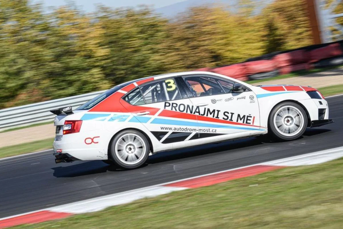 Spolujezdcem v závodním speciálu OCR s profesionálním závodním pilotem - foto 03