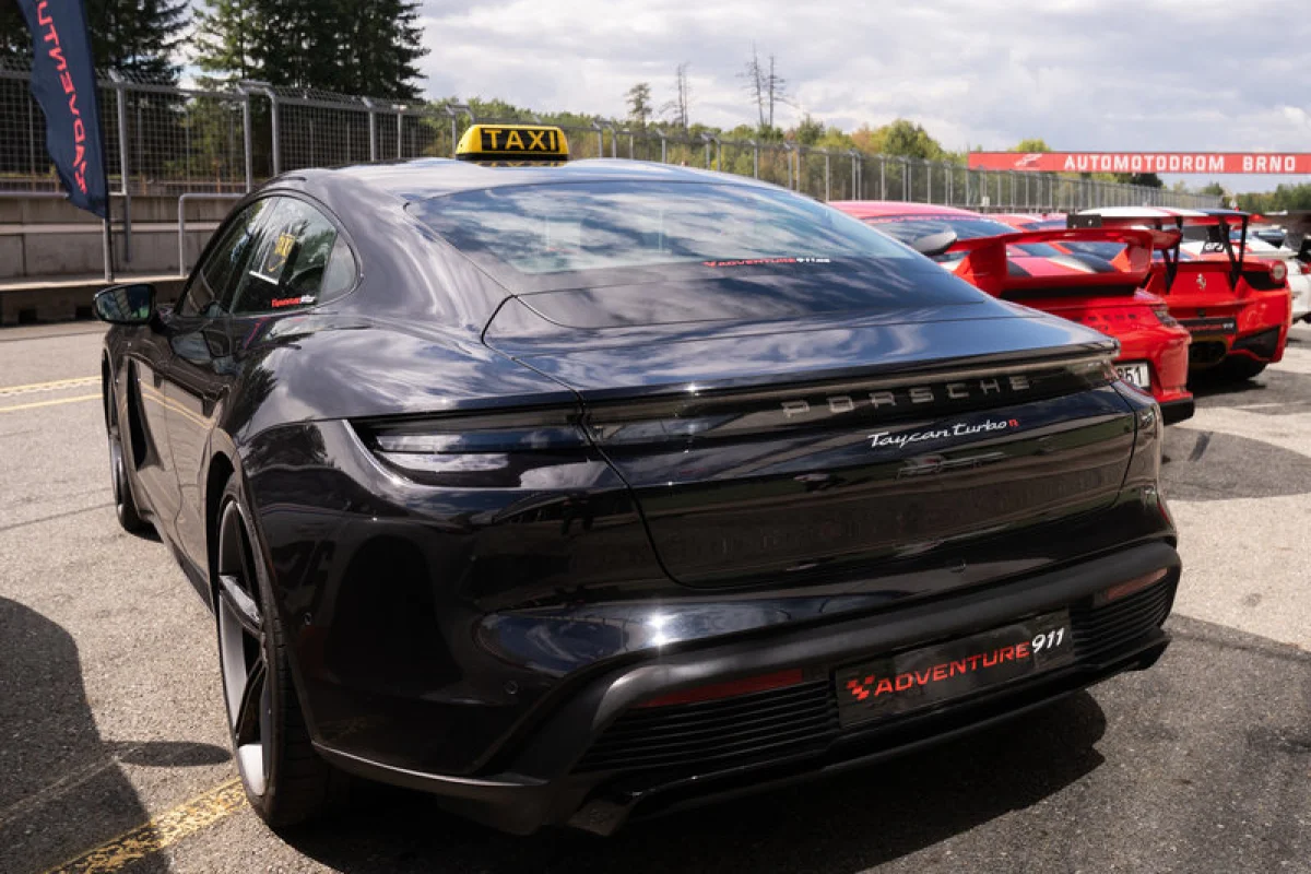 Spolujízda v Porsche Taycan na okruhu - foto 04