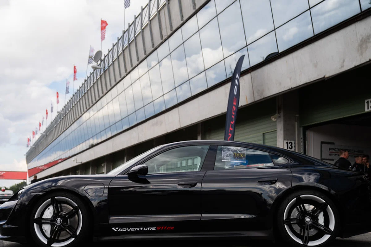Spolujízda v Porsche Taycan na okruhu - foto 05