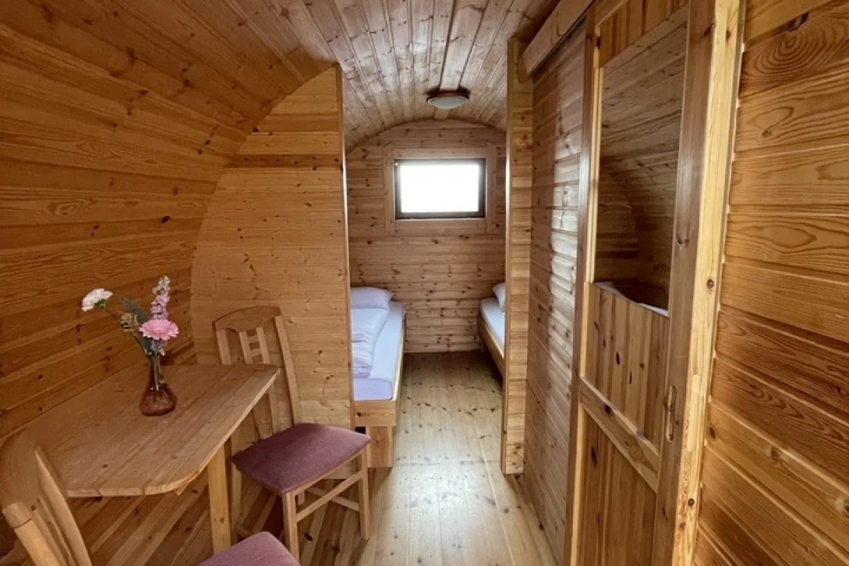 Stylové ubytování v originálním dřevěném sudu pro dva včetně snídaně - foto 03