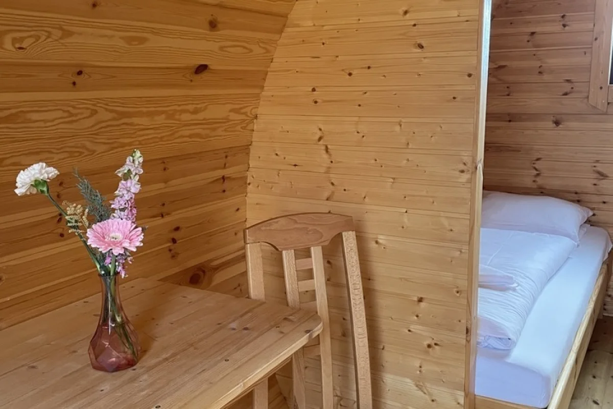 Stylové ubytování v originálním dřevěném sudu pro dva včetně snídaně - foto 04