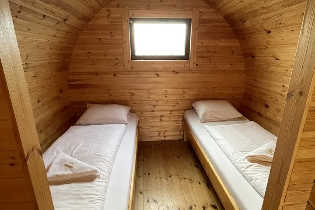 Stylové ubytování v originálním dřevěném sudu pro dva včetně snídaně - foto 05
