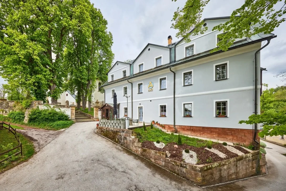 Stylový pobyt s polopenzí, kávou a dezertem v hotelu Auri v Podkrkonoší pro 2 osoby - foto 02