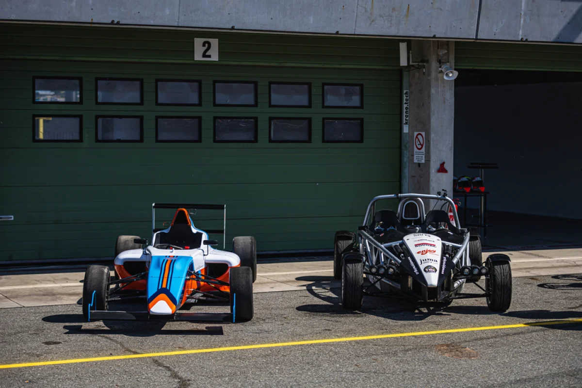 Superjízda pro dva - řízení formule F4 vs. spolujízda v Ariel Atom 3.5 - foto 02