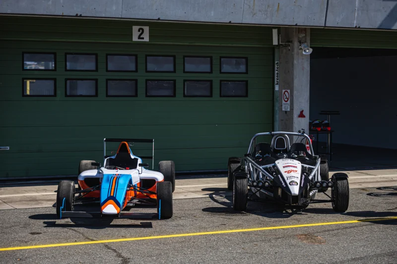 Superjízda pro dva - řízení formule F4 vs. spolujízda v Ariel Atom 3.5 - foto 02
