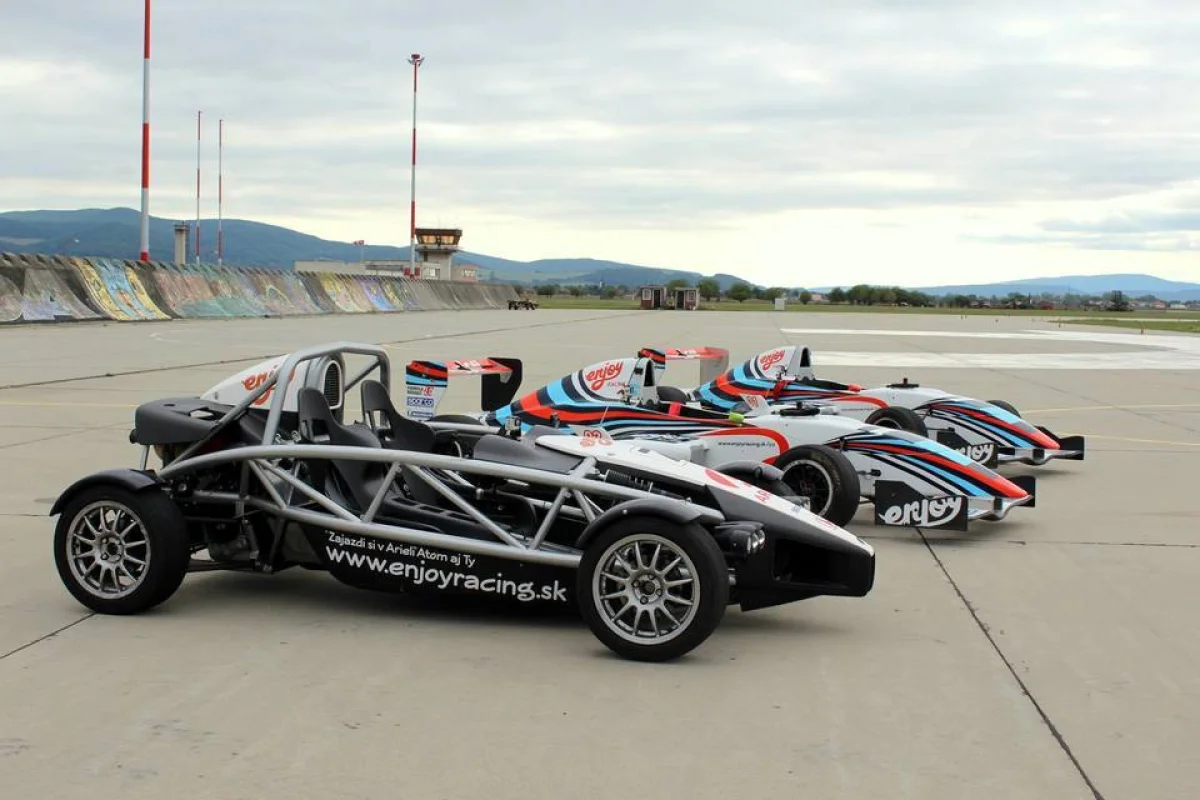 Superjízda pro dva - řízení formule F4 vs. spolujízda v Ariel Atom 3.5 - foto 03