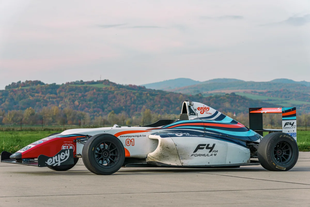 Superjízda pro dva - řízení formule F4 vs. spolujízda v Ariel Atom 3.5 - foto 04
