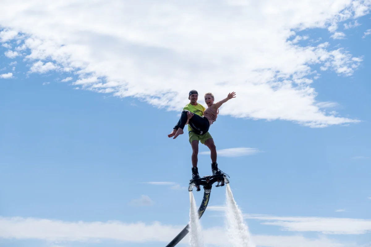 Tandemový flyboardový let plný adrenalinu s profesionály z FlyboardShow - foto 02