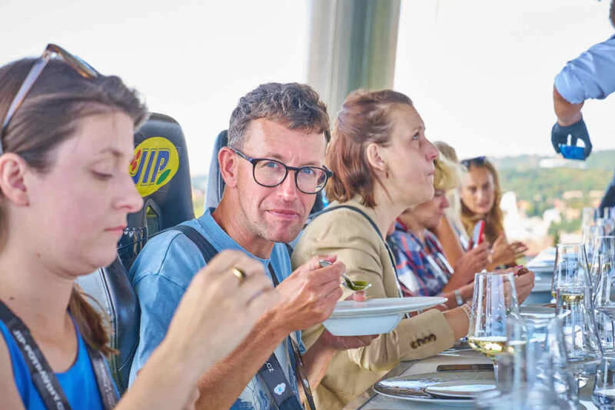Tapas & Cava ve výšce nad Prahou - foto 09