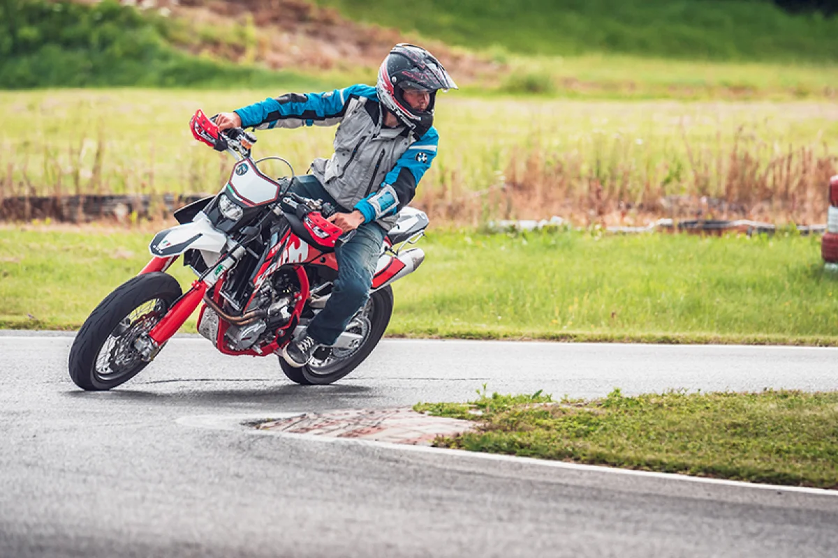 Testovacím jezdcem motocyklů BMW na okruhu - foto 03