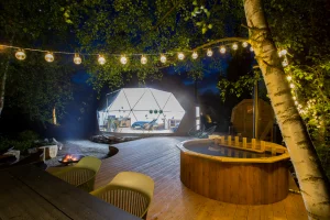 Úžasný glampingový pobyt v elegantním Igloo s privátním koupacím sudem a saunou pro 2 osoby na 2 noci - foto 01