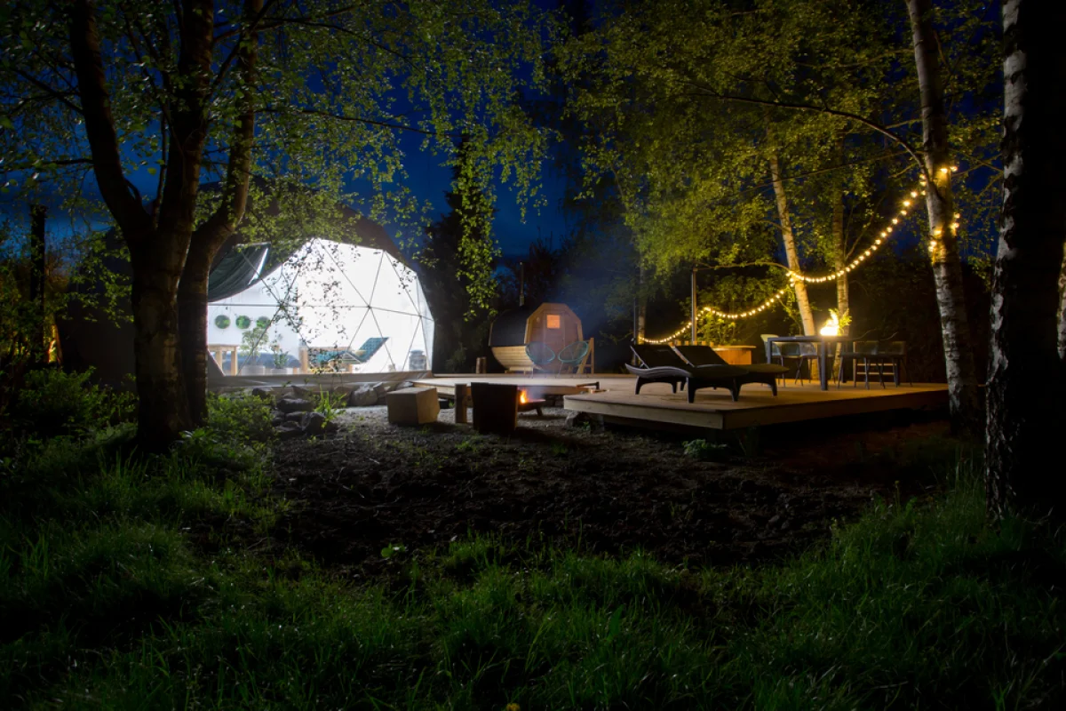 Úžasný glampingový pobyt v elegantním Igloo s privátním koupacím sudem a saunou pro 2 osoby na 2 noci - foto 02