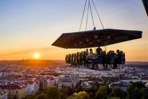 Večeře s koktejlovým párováním 50 metrů nad Prahou - foto 01