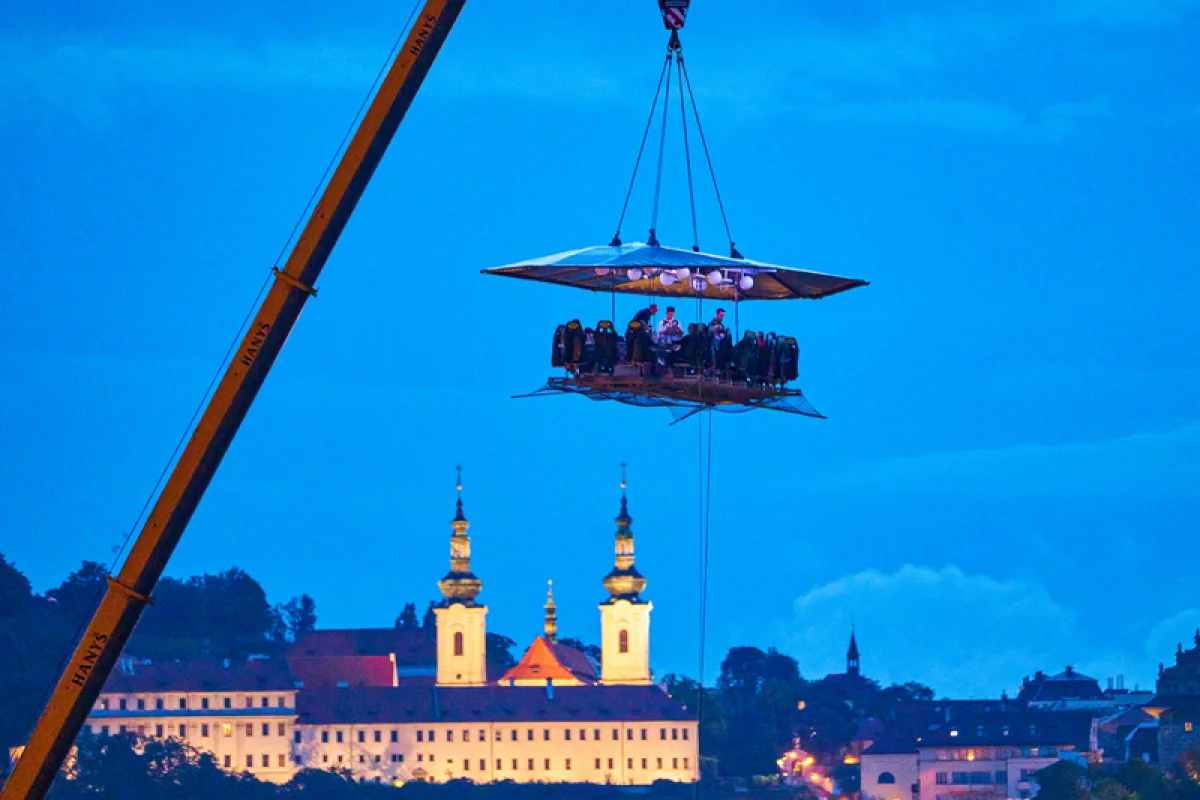 Večeře s koktejlovým párováním 50 metrů nad Prahou - foto 05
