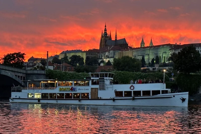 Večerní dvouhodinová plavba výletní lodí po historickém centru Prahy s bohatým rautem - foto 02