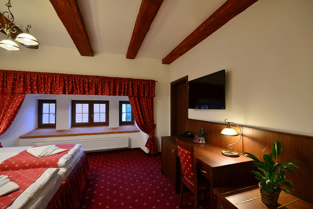 Víkendový relax v Hotelu Malý Pivovar Klášter s romantickou večeří a masáží - foto 04
