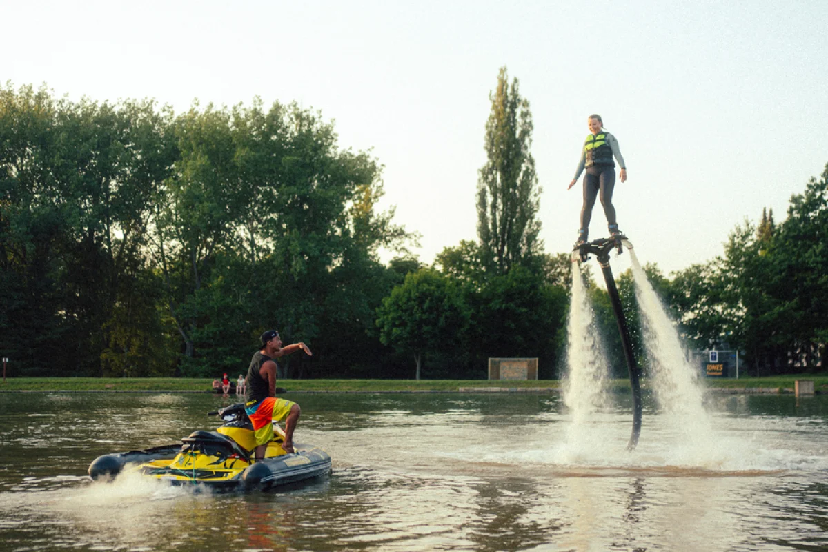 VIP lekce flyboardingu se světovou špičkou Petrem Civínem na 2 hodiny - foto 03