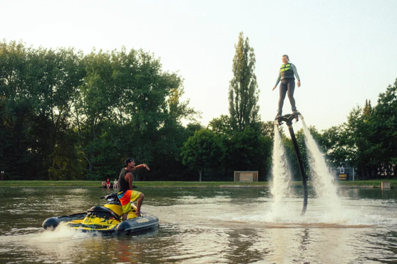 VIP lekce flyboardingu se světovou špičkou Petrem Civínem na 2 hodiny - foto 03