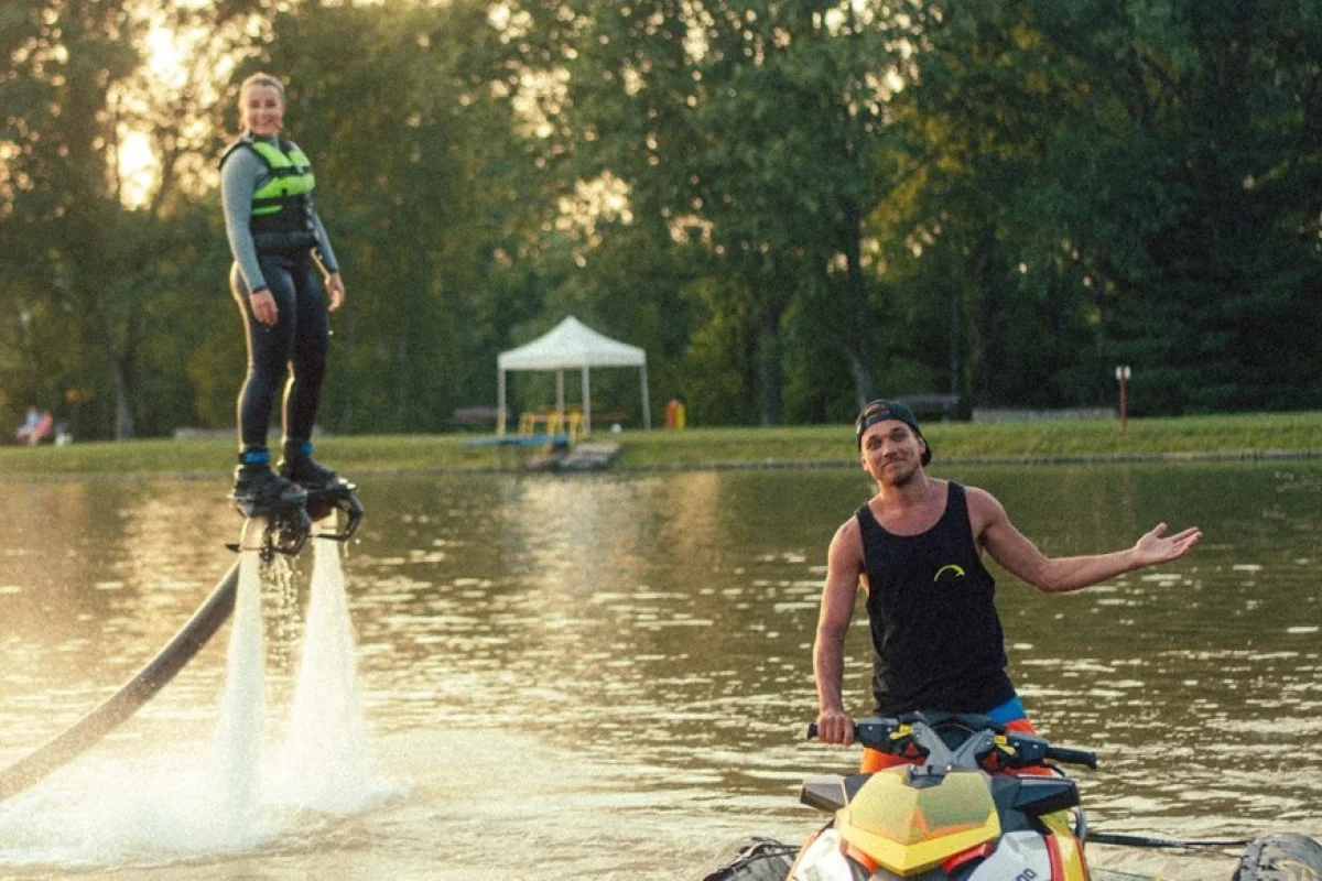 VIP lekce flyboardingu se světovou špičkou Petrem Civínem na 2 hodiny - foto 04