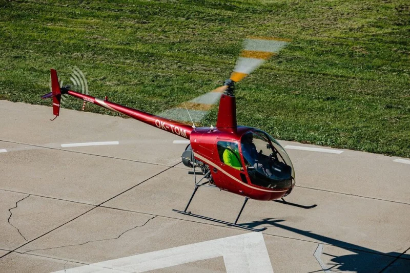 Vyhlídkový let vrtulníkem Robinson R22 nad Brnem a okolím pro 1 osobu - foto 02