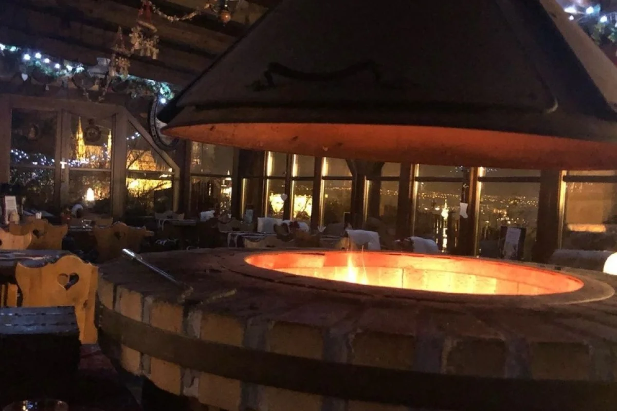 Vynikající tříchodové menu s nádherným výhledem na Prahu v restauraci Petřínské Terasy pro 2 osoby - foto 05