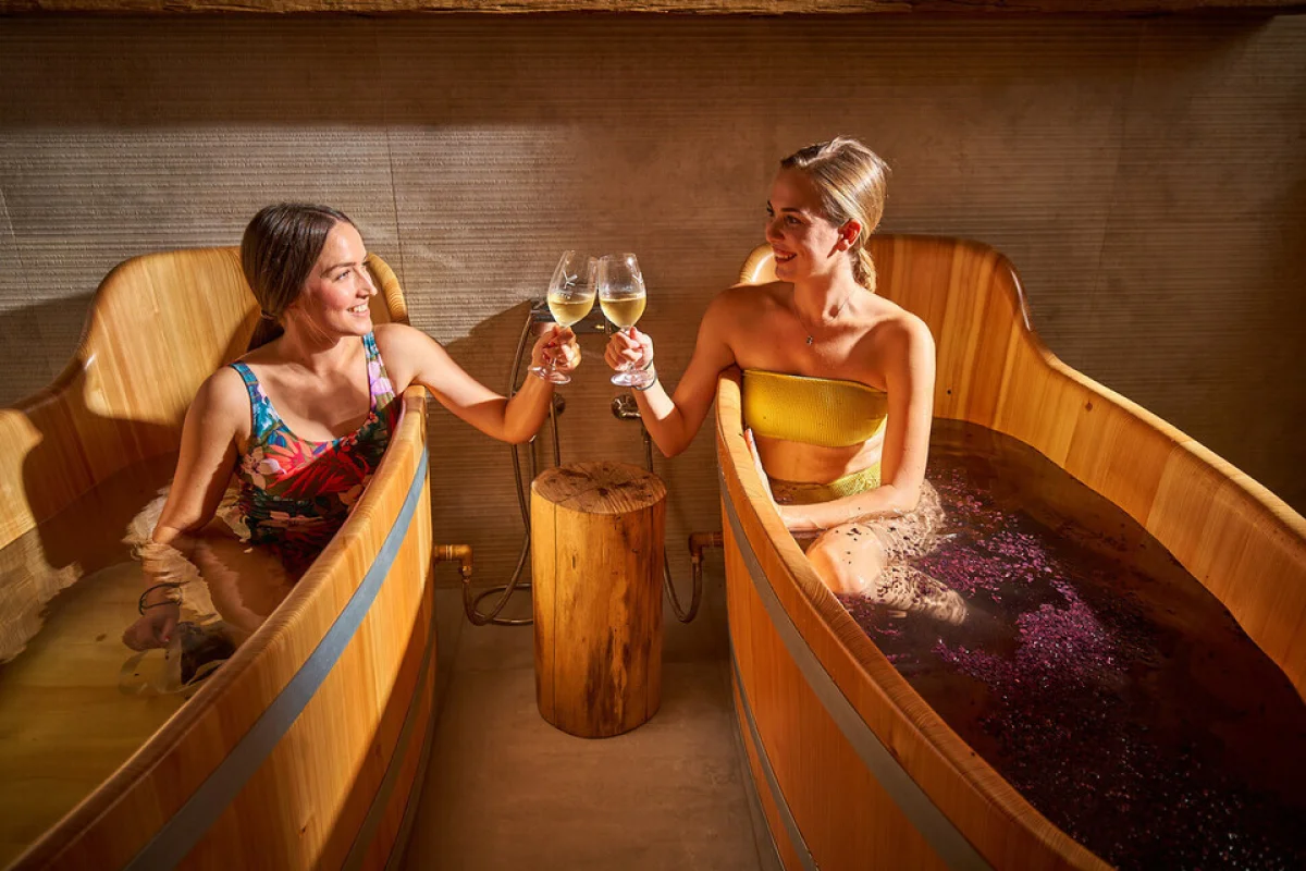Wellness pobyt s polopenzí a privátní vinnou lázní ve vinařském Hotelu Ryzlink v Mikulově pro 2 osoby - foto 05