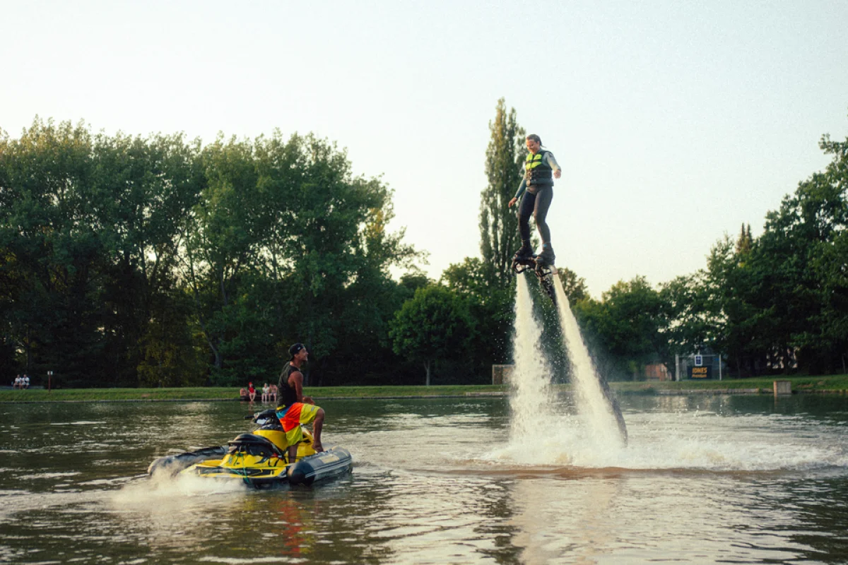 Základy flyboardingu s mistrem ČR Petrem Civínem a týmem Flyboardshow - foto 02