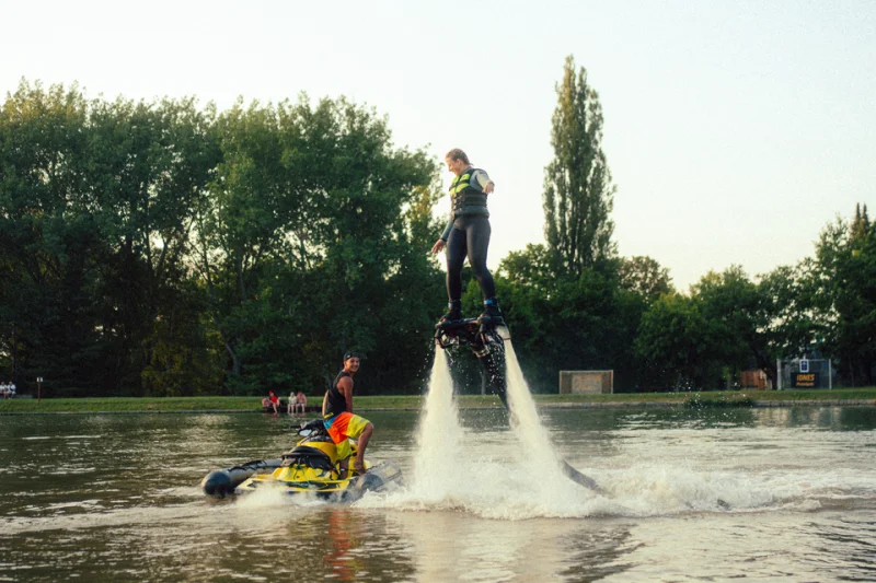 Základy flyboardingu s mistrem ČR Petrem Civínem a týmem Flyboardshow - foto 03